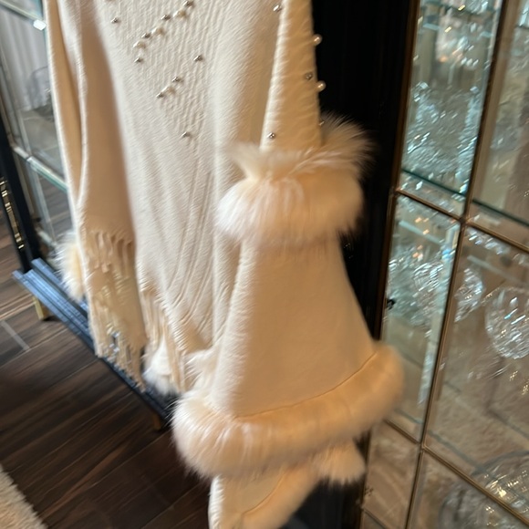 Butter cream shawl w/faux fur and pearls size L/Xl - Picture 3 of 7